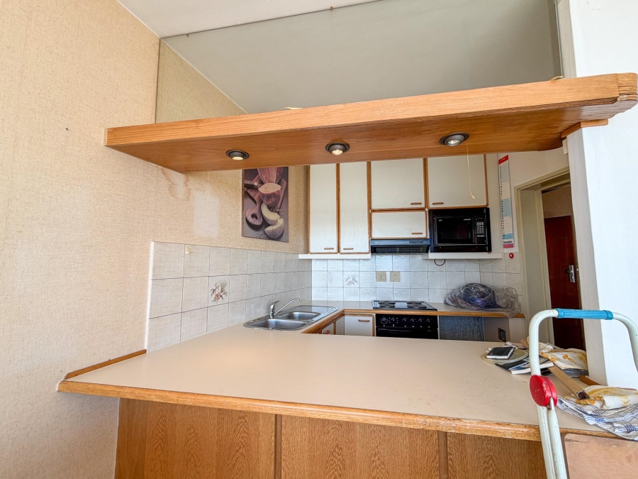 2 Bedroom Property for Sale in Vredehoek Western Cape